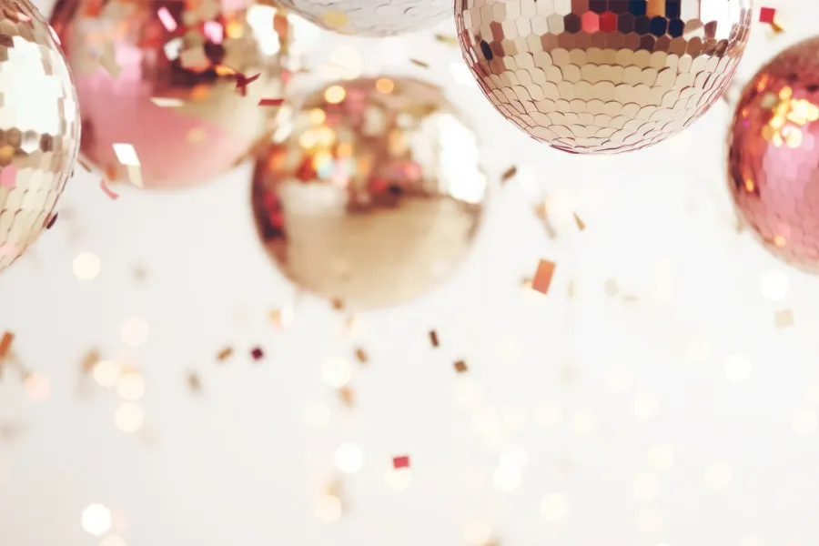 Glänzende Discokugeln in Gold und Rosa mit Konfetti im STRANDHAUS Ahrenshoop.