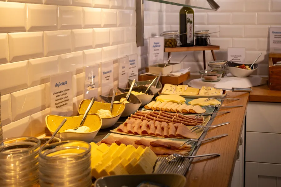 Aufschnitt- und Käsebuffet mit Wurst, Schinken und Käsesorten am Frühstücksbuffet der ZIMTZIEGE im STRANDHAUS Ahrenshoop.