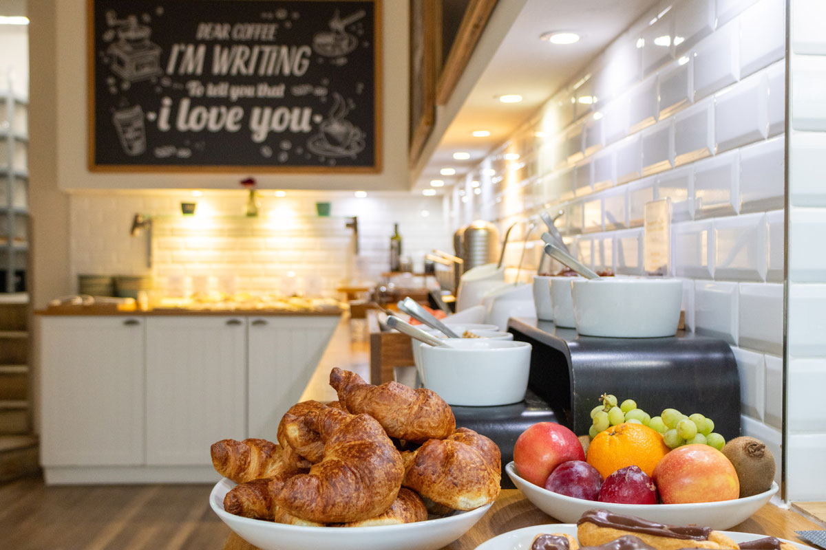 Frühstücksbuffet mit Croissants, frischem Obst und Müsli im STRANDHAUS Ahrenshoop.